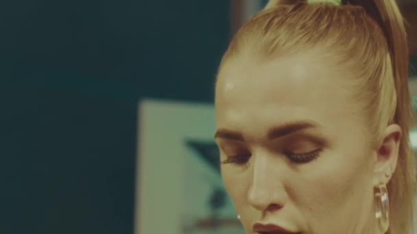 Odchylone Ujęcie Gorącej Białej Kobiety Blond Włosami Kucyk Noszącej Rajstopy — Wideo stockowe
