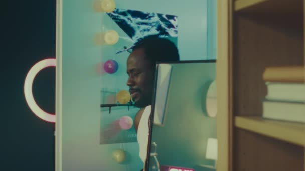 셔츠와 체인을 아프리카계 남자의 슬로우 연기와 라이트 룸에서 운동을 만드는 — 비디오