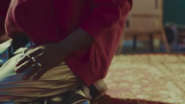 Портрет Чорного Хлопця Срібних Штанях Рожевий Хутряний Відро Капелюх Жовті — стокове відео