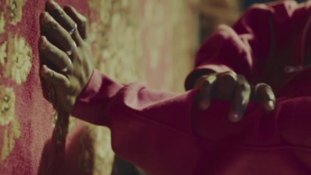 Langzaam Portret Van Afro Amerikaanse Hipster Jongen Draagt Kettingen Ringen — Stockvideo