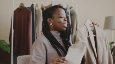 Kanalında sosyal medya için yeni bir video oluştururken şık ceketli genç Afrikalı Amerikalı kadın etkisinin orta derecede yavaşlaması.