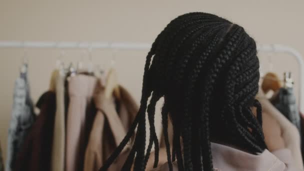Вид Ззаду Повільний Знімок Модної Молодої Чорної Жінки Плетеною Зачіскою — стокове відео
