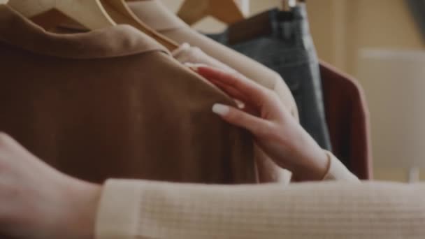 Обрізаний Повільний Знімок Невпізнаваної Стильної Жінки Яка Вибирає Свій Одяг — стокове відео