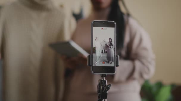 Através Tela Smartphone Slow Tiro Dois Jovens Vloggers Moda Feminina — Vídeo de Stock