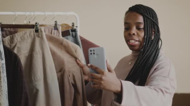 Medium Slow Young Braided Black Female Fashion Blogger Standing Rack — Stock video