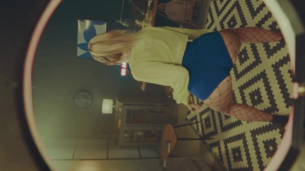 뒤보기 Fishnet 스타킹 웨이스트 파란색 반바지와 노란색 뜨거운 소녀의 아파트에서 — 비디오