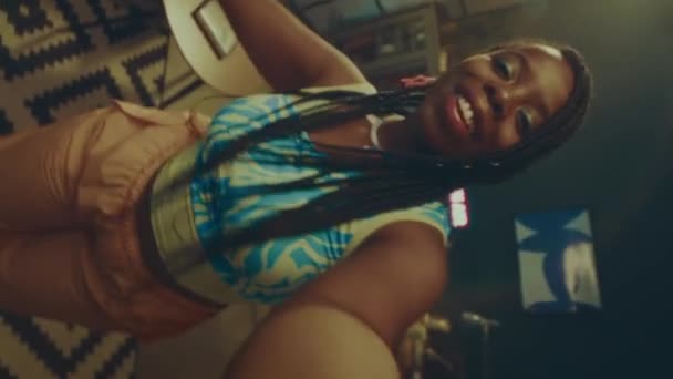 Вертикальный Ручной Снимок Молодой Афроамериканки Разноцветной Одежде Стиле Y2K Танцующей — стоковое видео