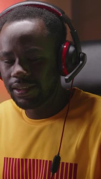 Vertikale Taille Eines Afroamerikaners Der Ein Gaming Headset Mit Mikrofon — Stockvideo