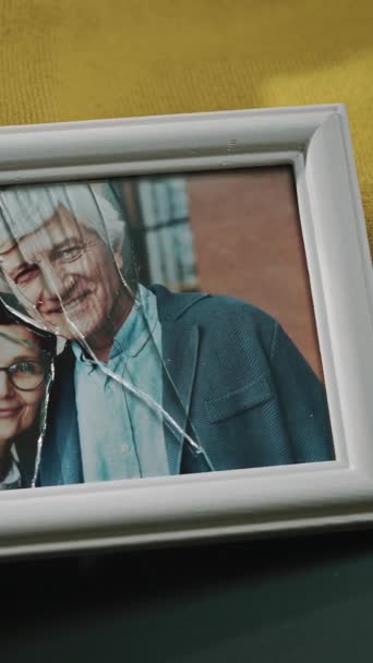 Kameraya Gülümseyen Yetişkin Beyaz Evli Bir Çiftin Yukarıdan Çekilmiş Görüntüsü — Stok video