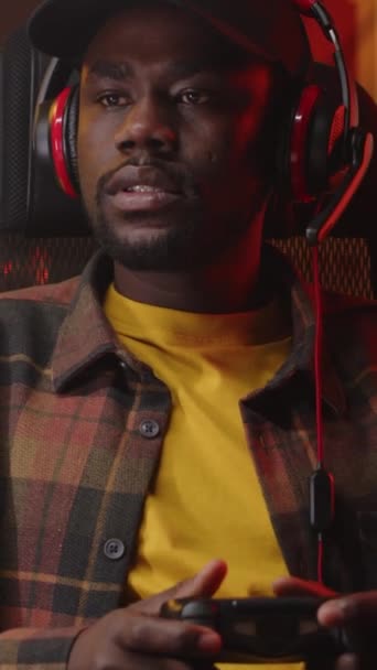 Ekoseli Gömlek Kep Kulaklık Takan Genç Afrikalı Amerikalı Erkek Oyuncunun — Stok video