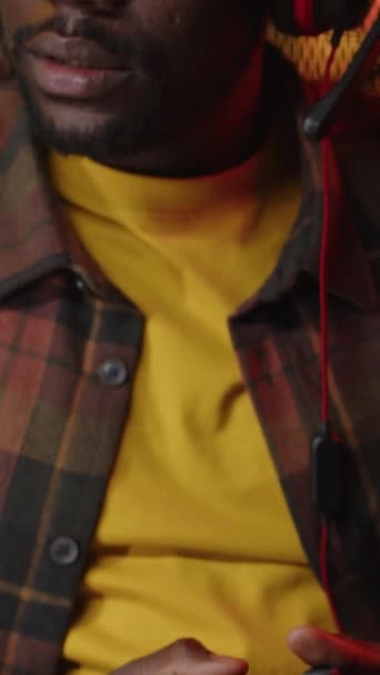 Verticale Inclinazione Triste Giovane Giocatore Nero Maschio Indossando Cappello Camicia — Video Stock
