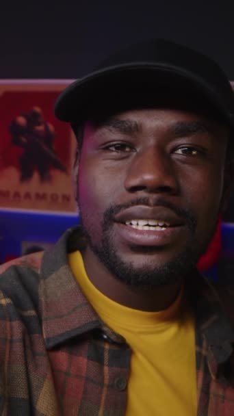 Vertical Handheld Pov Jeune Afro Américain Coiffé Une Casquette Chemise — Video