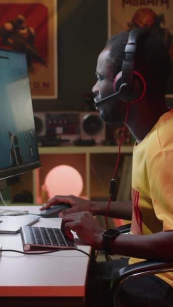 Pionowy Widok Boku Średni Strzał Młody Afroamerykanin Męski Gracz Gra — Wideo stockowe