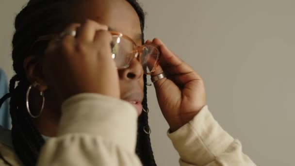 Közepes Közelkép Fiatal Csinos Fekete Próbál Divatos Szemüveget Élvezi Tükörképe — Stock videók