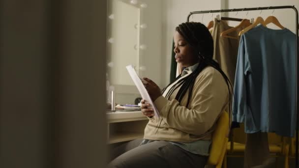 Бічний Погляд Середній Знімок Молодої Чорної Жінки Стенд Комік Який — стокове відео