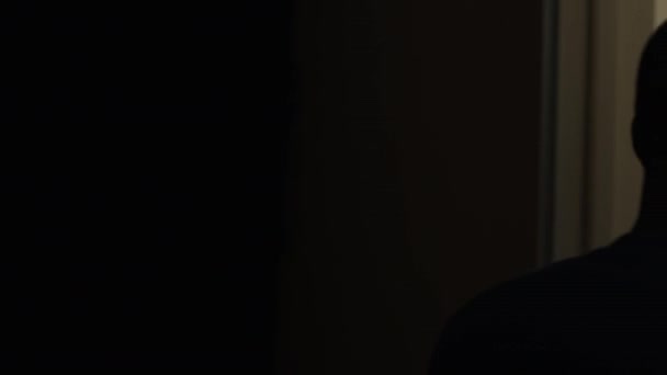 Стеження Кадром Молодого Чорношкірого Коміка Який Входить Невелику Роздягальню Сидить — стокове відео