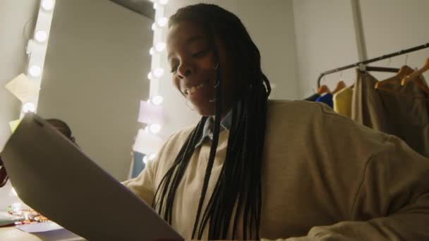 Χαμηλή Γωνία Χιουμοριστικής Αφροαμερικανής Γυναίκας Πλεκτό Χτένισμα Κάθεται Μπροστά Στον — Αρχείο Βίντεο