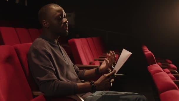 Genç Dışavurumcu Siyahi Erkek Aktörün Kırmızı Koltukta Oturduğu Tiyatro Seçmeleri — Stok video
