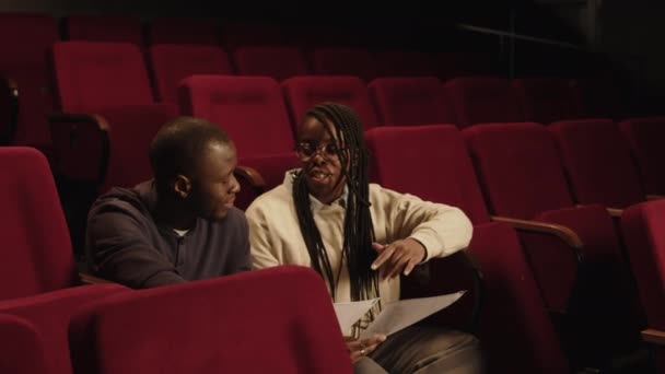 Plan Moyen Jeune Couple Noir Comédiens Humoristiques Bavardant Tout Préparant — Video