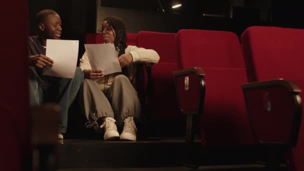 Χαμηλής Γωνίας Λήψη Νεαρών Μαύρων Ηθοποιών Κωμικών Όρθιων Που Κάθονται — Αρχείο Βίντεο