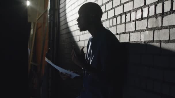 Genç Siyahi Erkek Stand Komedyeninin Sahneye Çıkmadan Önce Karanlıkta Tuğla — Stok video