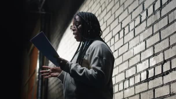 Genç Siyahi Kadın Stand Komedyeninin Amatör Tiyatroda Projektör Işığı Altında — Stok video