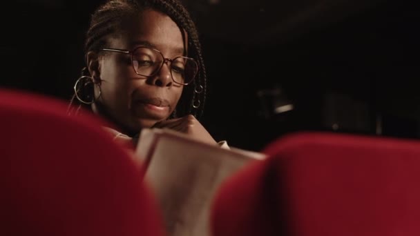 Genç Yetenekli Siyahi Kadın Aktrisin Prova Seçmeler Sırasında Kırmızı Koltukta — Stok video