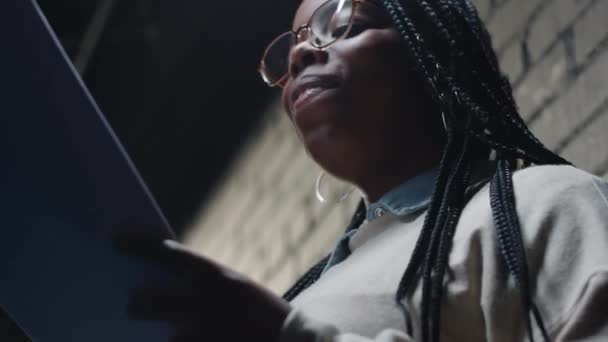 Petit Angle Moyen Gros Plan Jeune Comédienne Afro Américaine Exécutant — Video