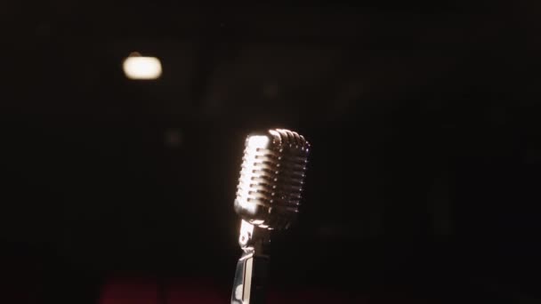 Žádní Lidé Záběr Vintage Mikrofon Tmavém Jevišti Prázdném Amatérském Divadle — Stock video