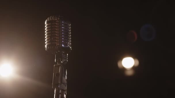 Kein Chrom Retro Mikrofon Scheinwerferlicht Auf Dunkler Bühne — Stockvideo