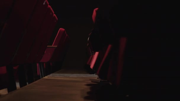 Отслеживающий Снимок Молодого Чернокожего Комика Спускающегося Деревянной Лестнице Поднимающегося Сцену — стоковое видео