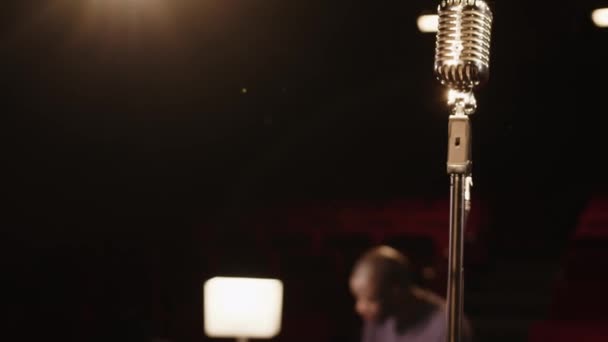 Genç Afrikalı Amerikalı Erkek Stand Komedyeninin Amatör Tiyatroda Sahnenin Yanında — Stok video