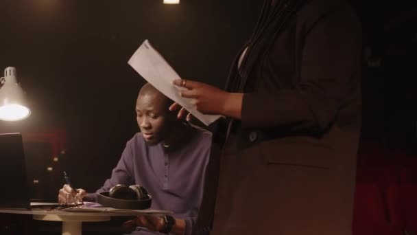 Medium Shot Van Jonge Zwarte Man Zijn Vrouwelijke Auteur Bespreken — Stockvideo