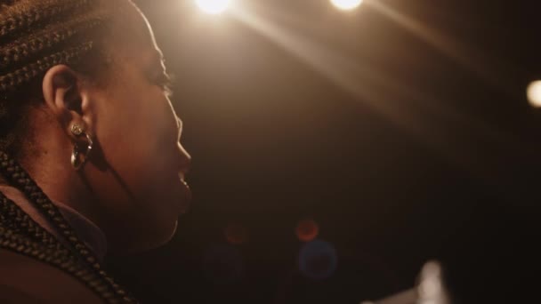 Genç Siyahi Komedyen Kadının Siyahi Erkek Stand Yapımcısına Monoloğunu Söylerken — Stok video