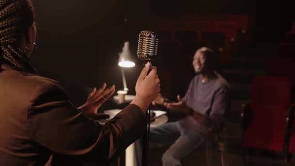 Genç Siyahi Bir Kadının Amatör Tiyatroda Retro Mikrofonla Sahnede Durup — Stok video
