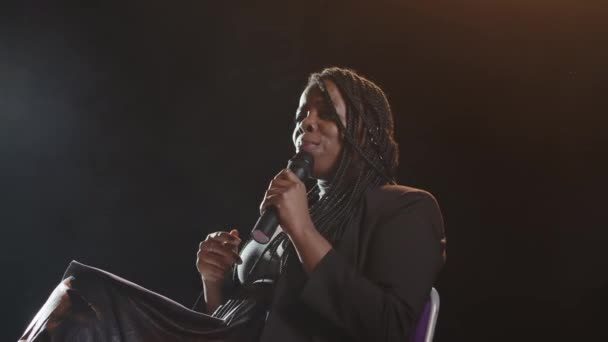 Низкоугольный Средний Снимок Молодой Чернокожей Женщины Плетеной Прической Разговаривающей Аудиторией — стоковое видео