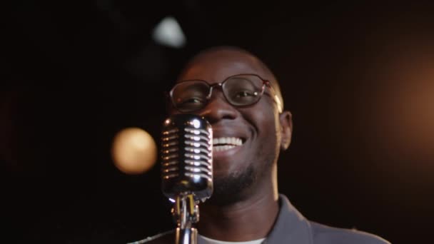在黑暗舞台上与独白表演时 用麦克风向观众们讲述年轻的非洲裔美国男性喜剧的故事 — 图库视频影像