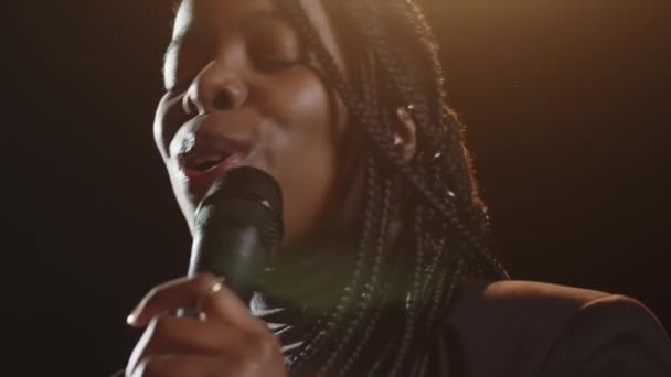 Közepes Közelkép Fiatal Fekete Női Stand Komikus Előadásáról Monológgal Sötét — Stock videók