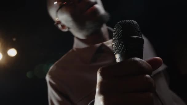 Mikrofonla Konuşan Genç Siyahi Erkek Stand Komedyeninin Karanlık Sahnede Sahne — Stok video