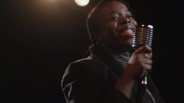 Neşeli Genç Siyahi Kadın Stand Komedyeninin Orta Yavaş Filmi Karanlık — Stok video