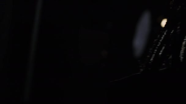 Лоукі Знімок Плетених Молодих Чорношкірих Коміксів Стендарт Виходять Темну Сцену — стокове відео