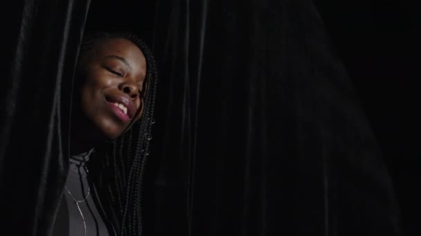 Περίμενε Μια Νεαρή Χαρούμενη Μαύρη Γυναίκα Που Κοιτάει Από Μεταξωτές — Αρχείο Βίντεο