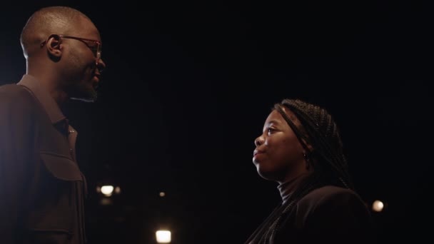 Tiyatro Seçmeleri Sırasında Karanlık Sahnede Projektör Işığı Altında Birbirlerine Sevgi — Stok video