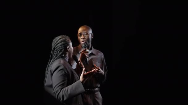 Mittlere Einstellung Eines Jungen Afroamerikanischen Komikerpaares Das Auf Dunkler Bühne — Stockvideo