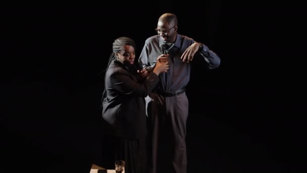 Mikrofonlu Genç Siyahi Çiftin Karanlık Sahnede Stand Komedileri Izleyicilere Hayatları — Stok video
