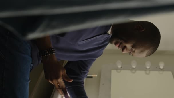 Вертикальний Середній Знімок Молодого Чорного Актора Який Посміхається Під Час — стокове відео
