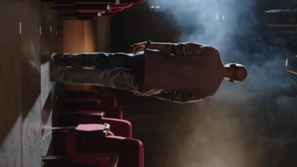 Siyah Adamın Elinde Yazılı Oyun Senaryosuyla Dumanlı Karanlık Tiyatro Sahnesine — Stok video