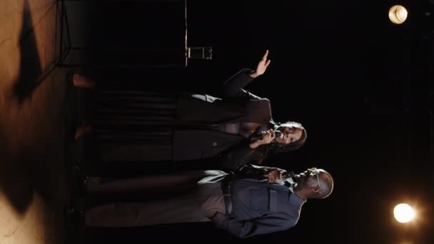 两位非裔美国喜剧演员在黑暗的舞台上一起表演 向观众讲述他们一生中的趣事 他们的镜头都是低俗的 — 图库视频影像