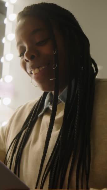Вертикальний Низький Кут Гумористичної Афроамериканської Жінки Плетеною Зачіскою Сидить Перед — стокове відео