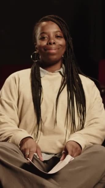 Dikey Zoom Portresi Genç Siyahi Kadın Stand Komedyeni Saç Stili — Stok video